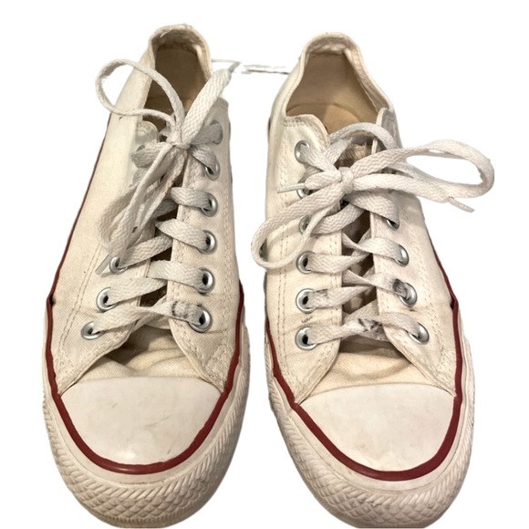Converse Shoes - Low top white converse EUC